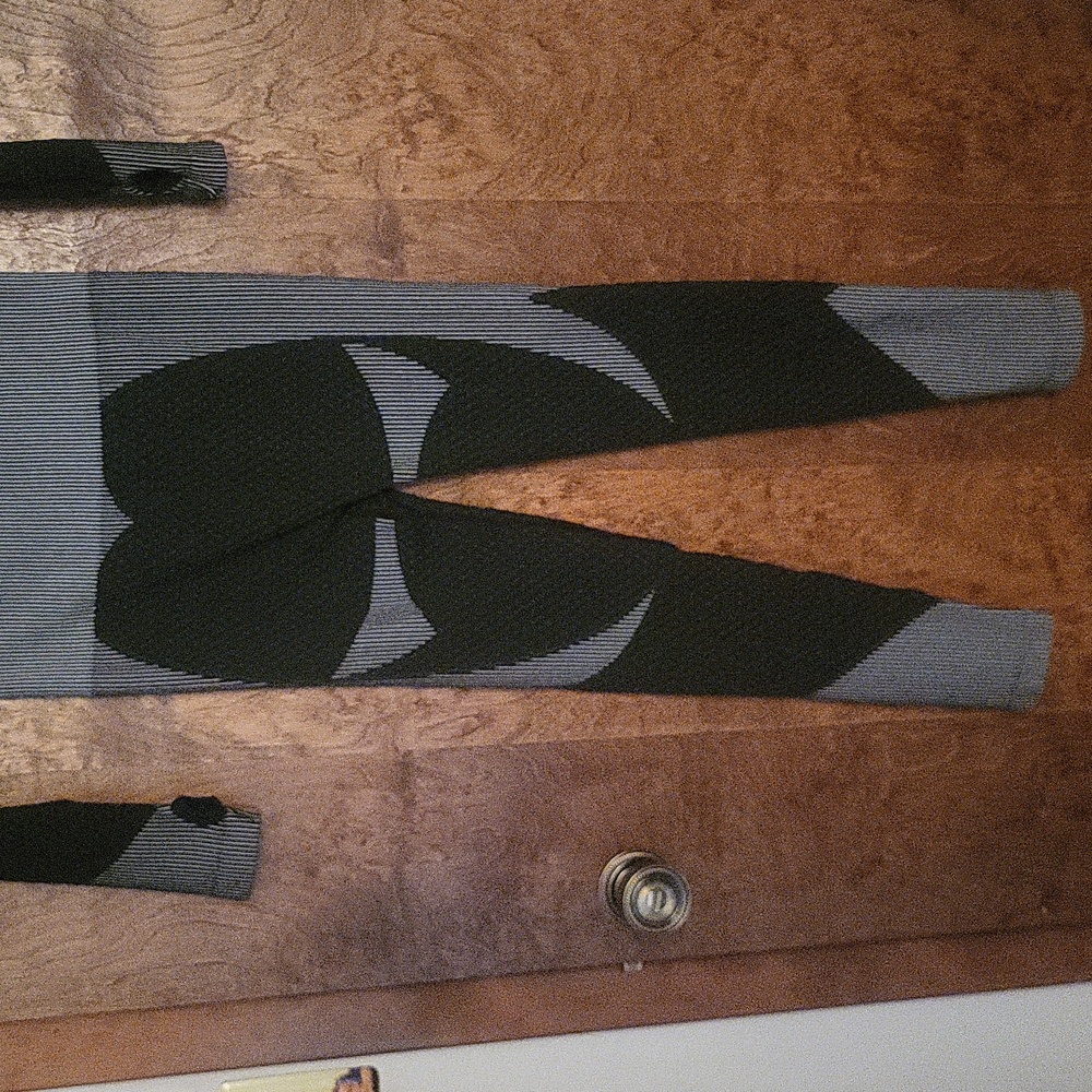 Black & Gray Two-Piece Workout / Yoga - Picture 9 of 9